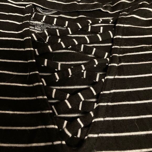 👚(bundle 4 items w/👚for $16) Black and white pin striped top - Picture 4 of 6